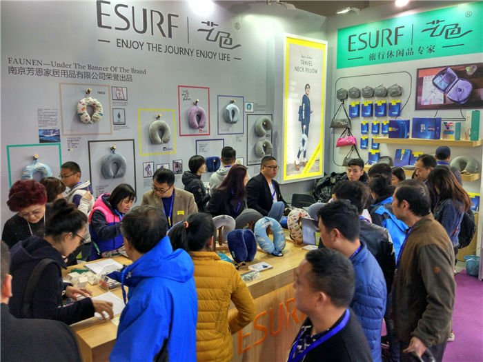 35屆北京禮品展客流嚴重超標，觀眾瘋狂圍堵充氣枕生產廠家“藝色”