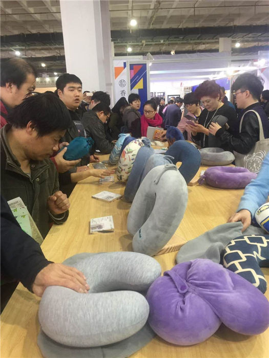 35屆北京禮品展客流嚴重超標，觀眾瘋狂圍堵充氣枕生產廠家“藝色”