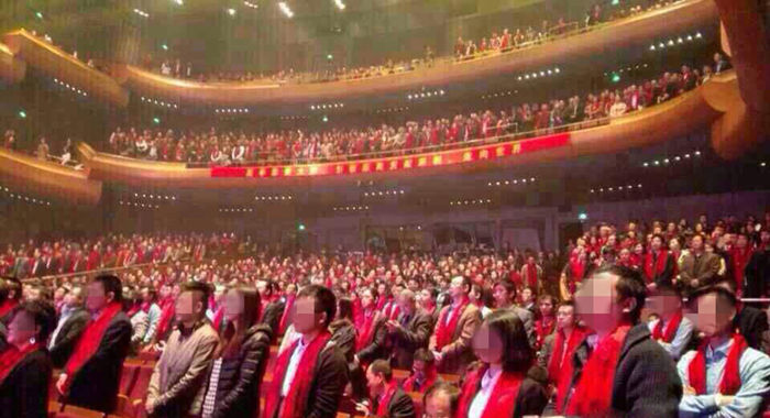 烘托年會慶典的氣氛——紅圍巾,沒有比她更好的選擇！